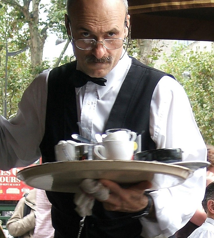 A waiter parisien taking himself too seriously